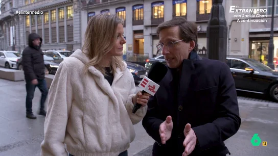 Almeida defiende la estrategia del PP sobre Puente: "Quien piense que hacemos oportunismo que pregunte a las víctimas" La reportera ha podido charlar con el alcalde de Madrid sobre la gestión que está realizando el Gobierno del accidente de Adamuz. El edil madrileño no ha dudado en pedir responsabilidades a Óscar Puente.