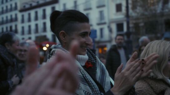 La canci&oacute;n de Antonio Flores que sorprende a Alba en pleno Madrid: "No me lo puedo creer"