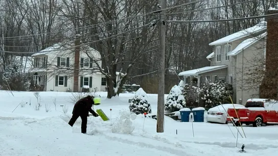 Una persona recoge nieve en EEUU Una persona recoge nieve en EEUU
