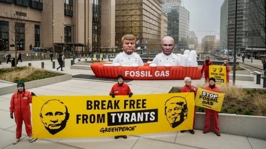 Activistas de Greenpeace despliegan dos muñecos hinchables gigantes del presidente de Estados Unidos, Donald Trump, y el presidente de Rusia, Vladimir Putin, frente al Consejo Europeo con una pancarta que clama "Libérense de los tiranos" Activistas de Greenpeace despliegan dos muñecos hinchables gigantes del presidente de Estados Unidos, Donald Trump, y el presidente de Rusia, Vladimir Putin, frente al Consejo Europeo con una pancarta que clama "Libérense de los tiranos"