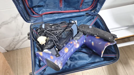 Maleta azul con el exoesqueleto de Ben, un niño de 8 años Maleta azul con el exoesqueleto de Ben, un niño de 8 años