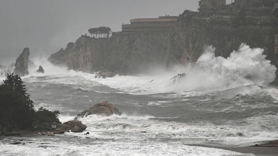 Fuerte oleaje en Sicilia durante el paso de la borrasca Harry. Fuerte oleaje en Sicilia durante el paso de la borrasca Harry.