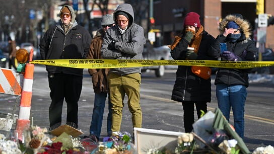 Un grupo de personas en el memorial por Alex Pretti en Minneapolis. 