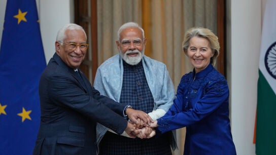 El presidente del Consejo Europeo, Antonio Costa; el primer ministro de la India, Narendra Modi; y la presidenta de la Comisi&oacute;n Europea, Ursula von der Leyen, este martes en Nueva Delhi. 