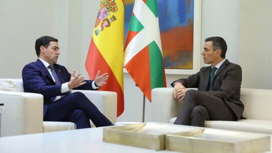 El presidente del Gobierno, Pedro S&aacute;nchez, se re&uacute;ne con el lehendakari, Imanol Pradales, este martes en el Palacio de la Moncloa. EFE/ Kiko Huesca