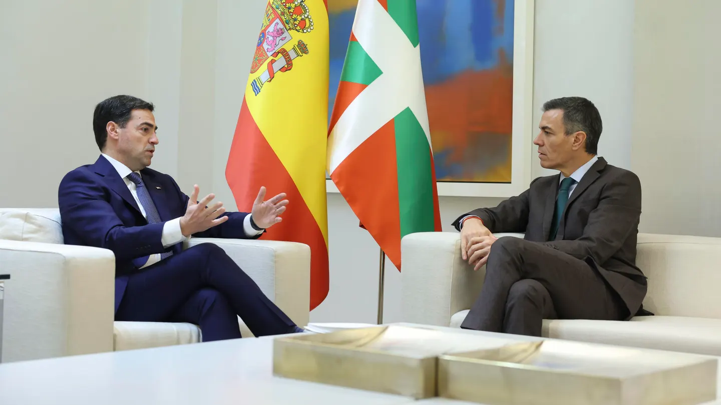 El presidente del Gobierno, Pedro Sánchez, se reúne con el lehendakari, Imanol Pradales, este martes en el Palacio de la Moncloa. EFE/ Kiko Huesca El presidente del Gobierno, Pedro Sánchez, se reúne con el lehendakari, Imanol Pradales, este martes en el Palacio de la Moncloa. EFE/ Kiko Huesca