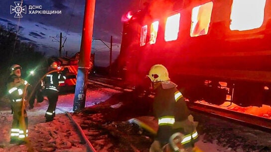 Los bomberos apagaron un incendio despu&eacute;s de que drones rusos impactaran un tren de pasajeros en la regi&oacute;n de J&aacute;rkiv, Ucrania.
