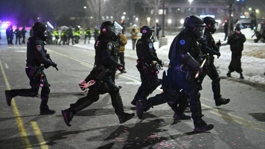 Polic&iacute;as enfrentan manifestantes fuera de un hotel donde se cree que se hospeda el comandante Gregory Bovino de la Patrulla Fronteriza en Maple Grove, Minneapolis, Minnesota.