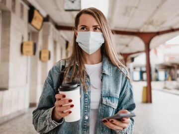 Mujer con mascarilla