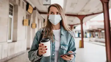 Mujer con mascarilla Mujer con mascarilla