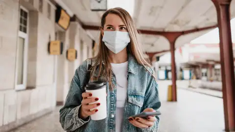 Mujer con mascarilla Mujer con mascarilla