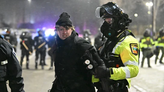 Detienen a una manifestante durante una protesta contra el ICE en Minneapolis. Detienen a una manifestante durante una protesta contra el ICE en Minneapolis.