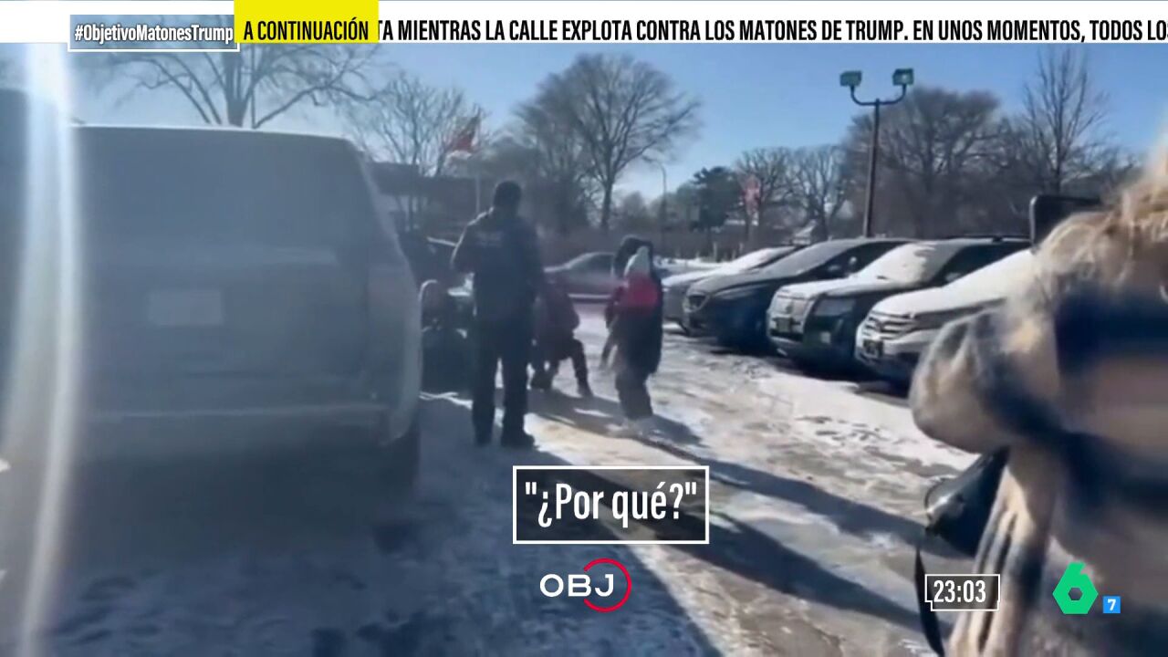 El llanto y la angustia de una mujer con su bebé en brazos al ver cómo el ICE detiene a su primo