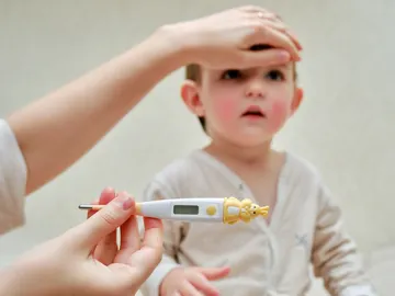 Bebé con fiebre Bebé con fiebre