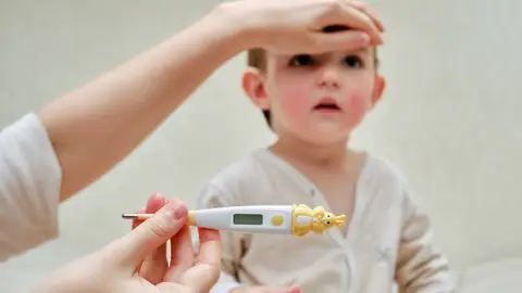 Bebé con fiebre Bebé con fiebre