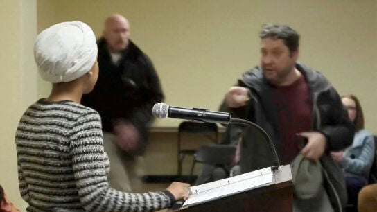 Momento en el que un hombre roc&iacute;a con un l&iacute;quido a la congresista dem&oacute;crata Ilhan Omar