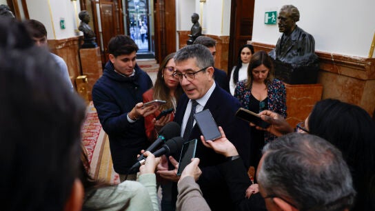 El portavoz parlamentario del PSOE, Patxi L&oacute;pez, atiende a los medios en el Congreso