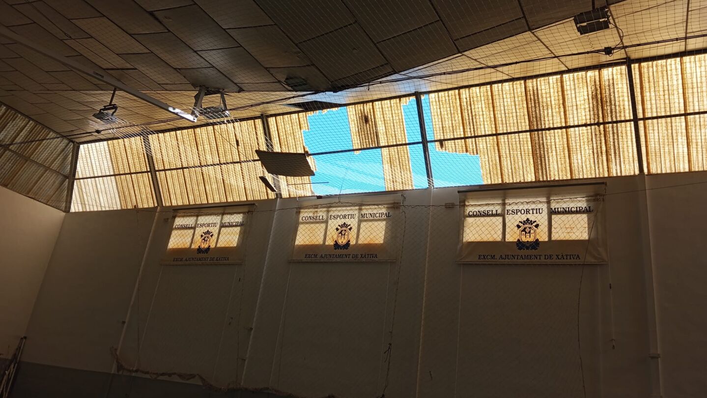 El viento arranca varias planchas del techo del pabellón municipal de Xàtiva (Valencia)