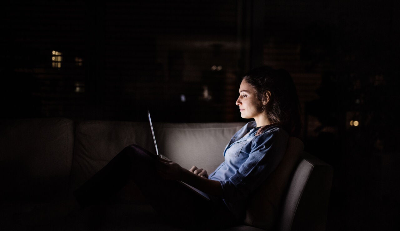 Mujer trabajando por la noche