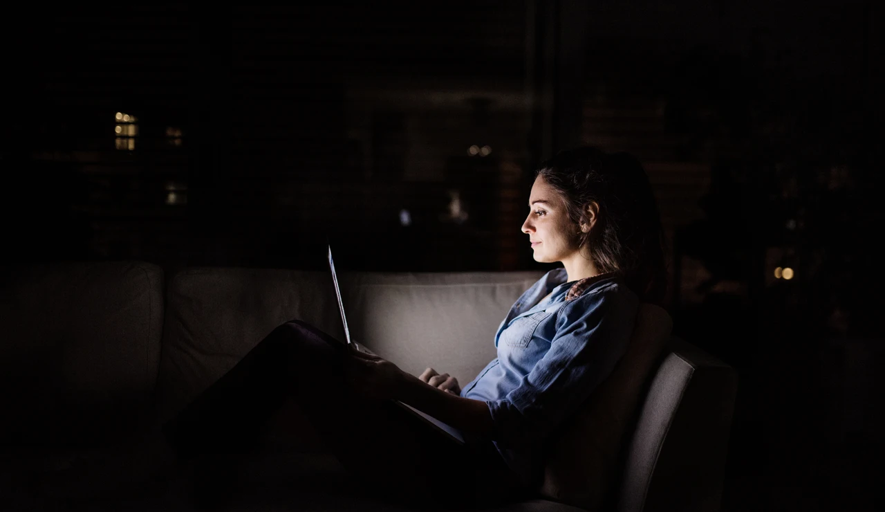 Mujer trabajando por la noche
