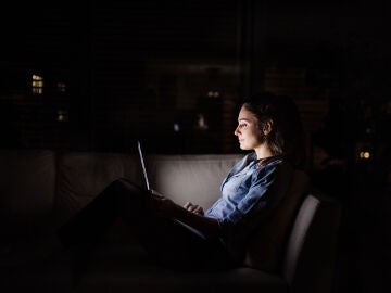 Mujer trabajando por la noche