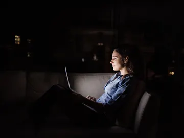 Mujer trabajando por la noche Mujer trabajando por la noche
