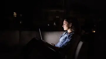 Mujer trabajando por la noche Mujer trabajando por la noche