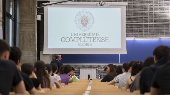 Imagen de archivo. Estudiantes en la Universidad Complutense de Madrid.