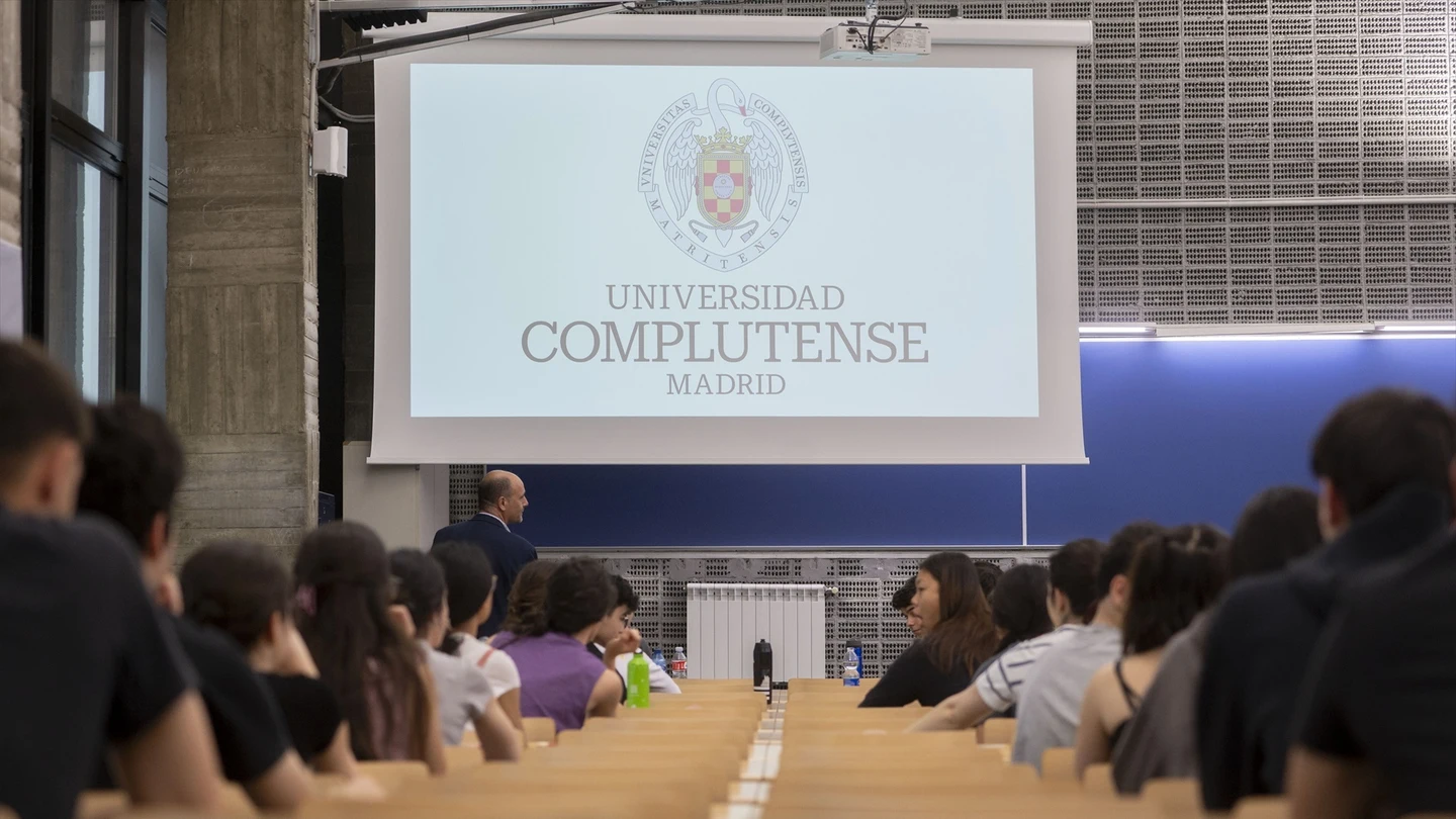 Imagen de archivo. Estudiantes en la Universidad Complutense de Madrid. Imagen de archivo. Estudiantes en la Universidad Complutense de Madrid.