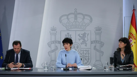 Óscar Puente, Elma Saiz y Ana Redondo el martes en la rueda posterior al Consejo de Ministros. Óscar Puente, Elma Saiz y Ana Redondo el martes en la rueda posterior al Consejo de Ministros.