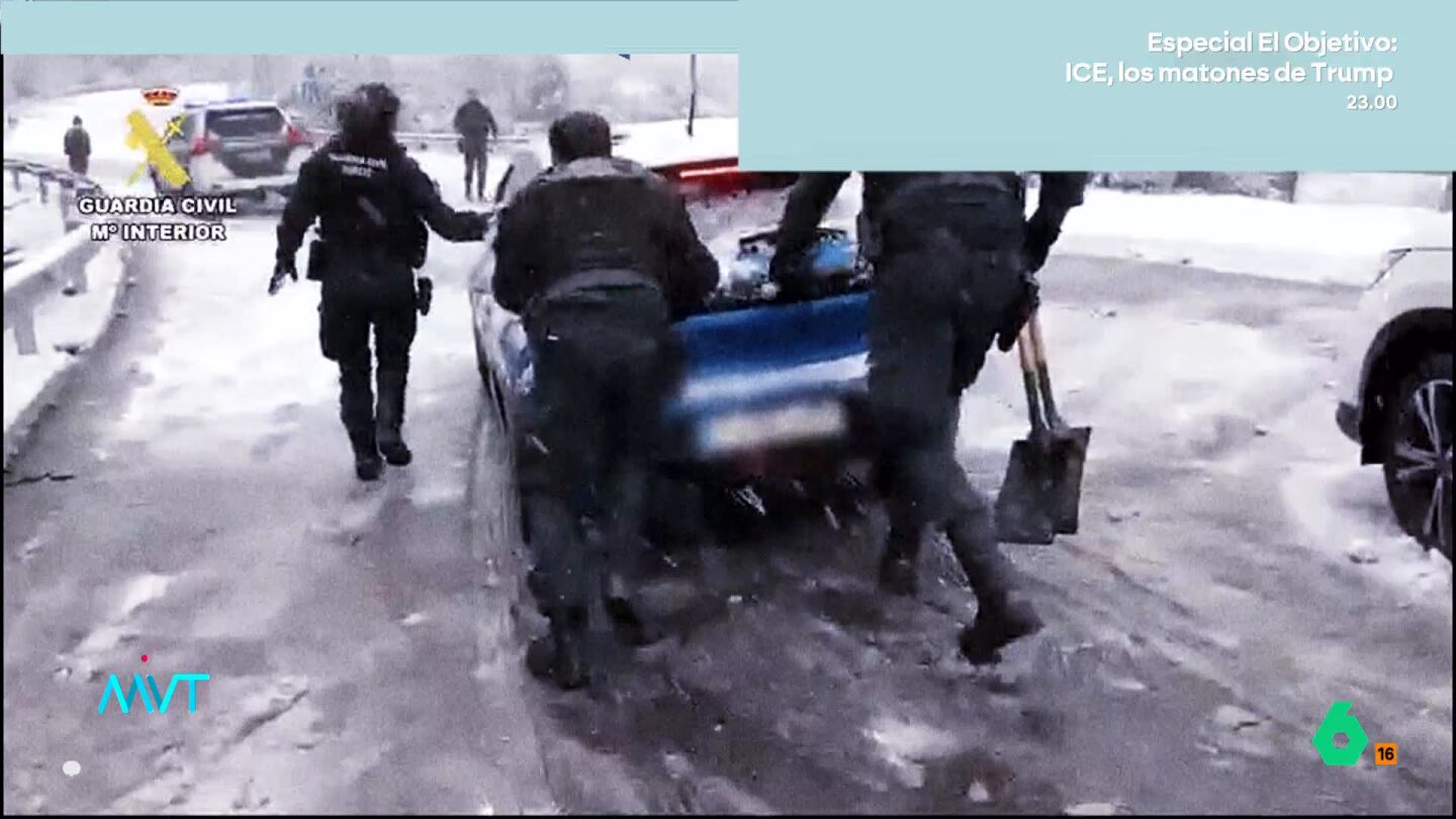 La Guardia Civil auxilia a conductores atrapados por la nieve Durante el temporal Kristin, que afecta a gran parte de la Península con nieve, lluvia y vientos intensos, la Guardia Civil ha auxiliado a numerosos conductores en carreteras complicadas. Los agentes de Tráfico han ayudado a vehículos bloqueados y han regulado el paso de camiones en distintas vías, mientras la mayoría de comunidades permanecen en aviso, salvo Navarra y Canarias.