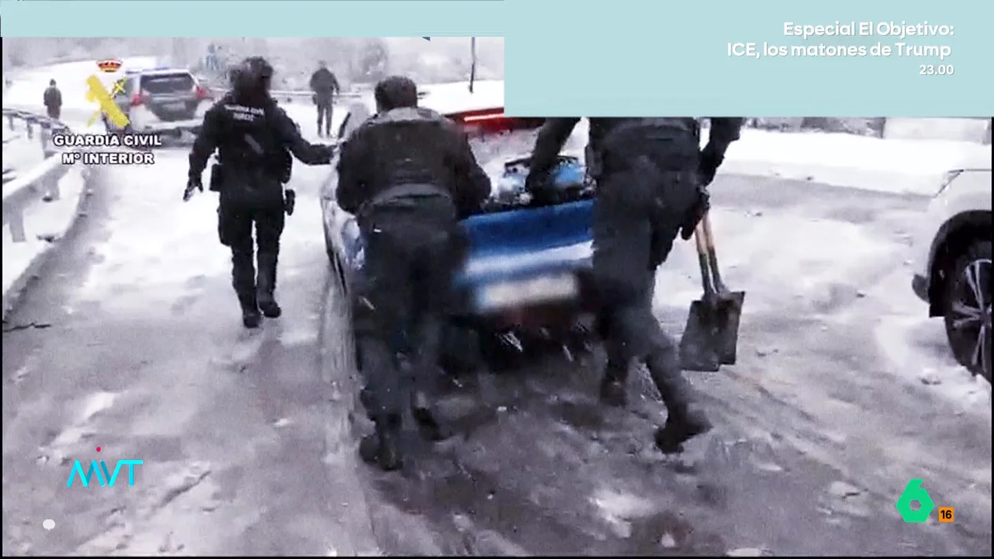 La Guardia Civil auxilia a conductores atrapados por la nieve Durante el temporal Kristin, que afecta a gran parte de la Península con nieve, lluvia y vientos intensos, la Guardia Civil ha auxiliado a numerosos conductores en carreteras complicadas. Los agentes de Tráfico han ayudado a vehículos bloqueados y han regulado el paso de camiones en distintas vías, mientras la mayoría de comunidades permanecen en aviso, salvo Navarra y Canarias. La Guardia Civil auxilia a conductores atrapados por la nieve Durante el temporal Kristin, que afecta a gran parte de la Península con nieve, lluvia y vientos intensos, la Guardia Civil ha auxiliado a numerosos conductores en carreteras complicadas. Los agentes de Tráfico han ayudado a vehículos bloqueados y han regulado el paso de camiones en distintas vías, mientras la mayoría de comunidades permanecen en aviso, salvo Navarra y Canarias.