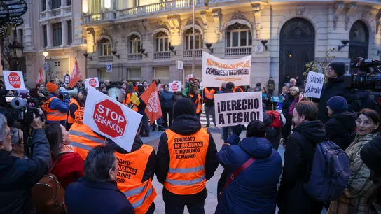La plataforma #NiUnDesahucioMás convoca una concentración de protesta, tras el rechazo en el Congreso de la prórroga del escudo social y la moratoria antidesahucios por los votos negativos de Junts, PP, Vox y UPN. La plataforma #NiUnDesahucioMás convoca una concentración de protesta, tras el rechazo en el Congreso de la prórroga del escudo social y la moratoria antidesahucios por los votos negativos de Junts, PP, Vox y UPN.