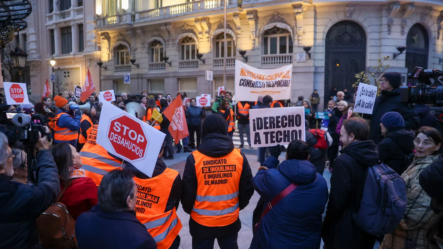 La plataforma #NiUnDesahucioMás convoca una concentración de protesta, tras el rechazo en el Congreso de la prórroga del escudo social y la moratoria antidesahucios por los votos negativos de Junts, PP, Vox y UPN. La plataforma #NiUnDesahucioMás convoca una concentración de protesta, tras el rechazo en el Congreso de la prórroga del escudo social y la moratoria antidesahucios por los votos negativos de Junts, PP, Vox y UPN.