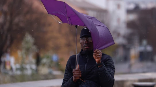 Un hombre intenta protegerse de la lluvia y de la fuertes rachas de viento ocasionadas por la borrasca Joseph este martes en Córdoba Un hombre intenta protegerse de la lluvia y de la fuertes rachas de viento ocasionadas por la borrasca Joseph este martes en Córdoba
