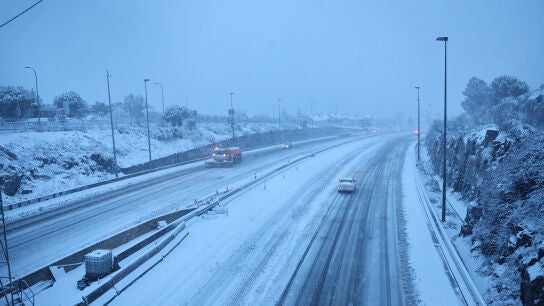 Vista de la carretera nevada a primera hora a la altura de Torrelodones, Madrid, el 28 de eneri