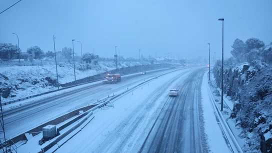 Vista de la carretera nevada a primera hora a la altura de Torrelodones, Madrid, el 28 de eneri Vista de la carretera nevada a primera hora a la altura de Torrelodones, Madrid, el 28 de eneri