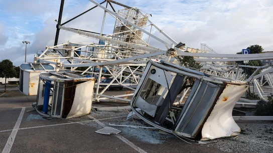 Cae una noria en Portugal a causa del fuerte viento por la borrasca Kristin Cae una noria en Portugal a causa del fuerte viento por la borrasca Kristin