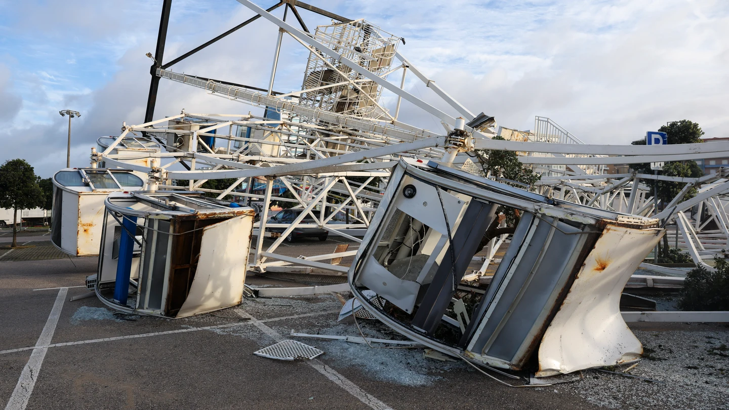 Cae una noria en Portugal a causa del fuerte viento por la borrasca Kristin Cae una noria en Portugal a causa del fuerte viento por la borrasca Kristin