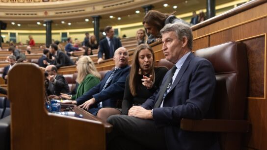 Alberto N&uacute;&ntilde;ez Feij&oacute;o y Ester Mu&ntilde;oz en el &uacute;ltimo pleno del Congreso. 