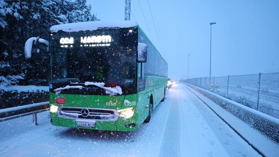 Vista de un autobús interurbano cubierto de nieve en Torrelodones, Madrid este miércoles Vista de un autobús interurbano cubierto de nieve en Torrelodones, Madrid este miércoles