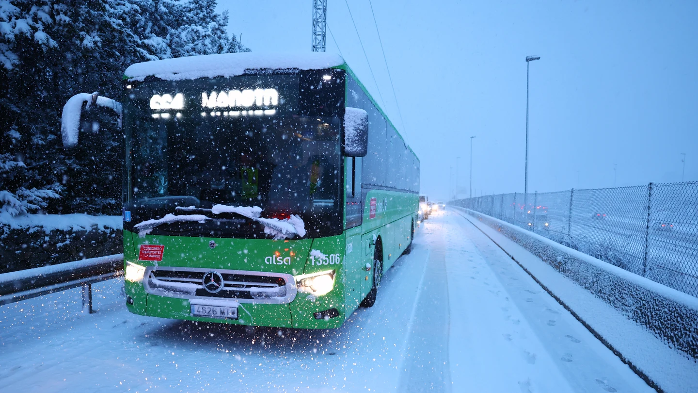 Vista de un autobús interurbano cubierto de nieve en Torrelodones, Madrid este miércoles Vista de un autobús interurbano cubierto de nieve en Torrelodones, Madrid este miércoles