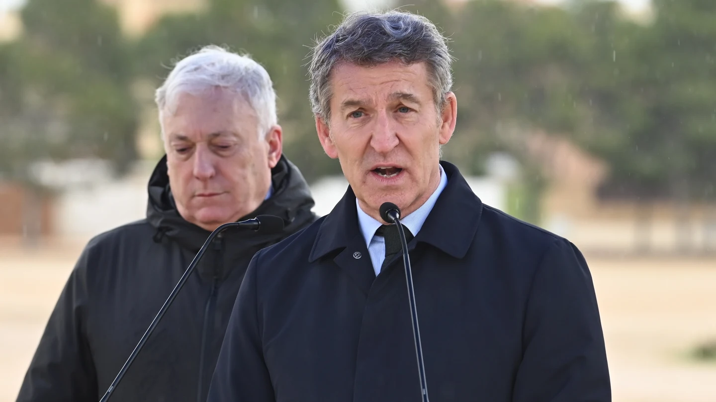 El presidente del PP, Alberto Núñez Feijóo, durante una rueda de prensa, en la fábrica Stellantis, a 28 de enero de 2026, en Figueruelas, Zaragoza, Aragón El presidente del PP, Alberto Núñez Feijóo, durante una rueda de prensa, en la fábrica Stellantis, a 28 de enero de 2026, en Figueruelas, Zaragoza, Aragón