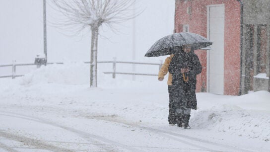 Dos residentes caminan por la carretera en el municipio de Pedrafita do Cebreiro