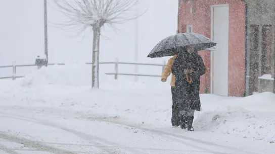 Dos residentes caminan por la carretera en el municipio de Pedrafita do Cebreiro Dos residentes caminan por la carretera en el municipio de Pedrafita do Cebreiro