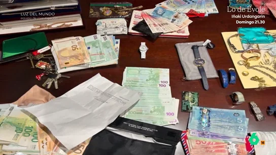 Un millón de dólares, monedas de oro y juguetes sexuales: los objetos que encontró la policía en la casa de Naasón Joaquín Equipo de Investigación visita junto a Joel Silva las propiedades de la 'Luz del Mundo' en Los Ángeles, entre ellas casas que él mismo ha visto por dentro como exmiembro de la organización: "Son extravagantes, les gusta mucho el oro", afirma.