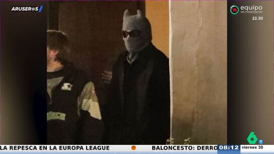 Alfonso Ar&uacute;s alucina con el "irreconocible" look de Bad Bunny antes de la Super Bowl: "Es 'BatBunny'"