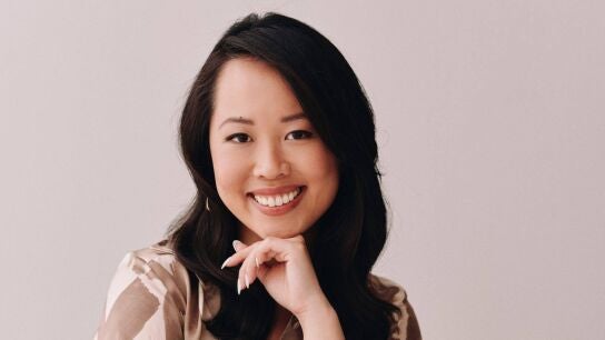 La escritora Ana Huang en un foto promocional 