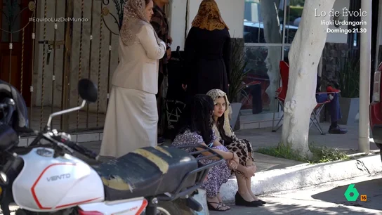 'Equipo de Investigación' se adentra en la cuna de la 'Luz del Mundo': "Aquí no va a encontrar cervezas ni cigarros" Equipo de Investigación se traslada hasta Guadalajara, en México. A 25 kilómetros de la ciudad hay un barrio, Hermosa Provincia, epicentro de la 'Luz del Mundo'. En este vídeo, los reporteros recorren sus calles con un guía y dos hombres trajeados.