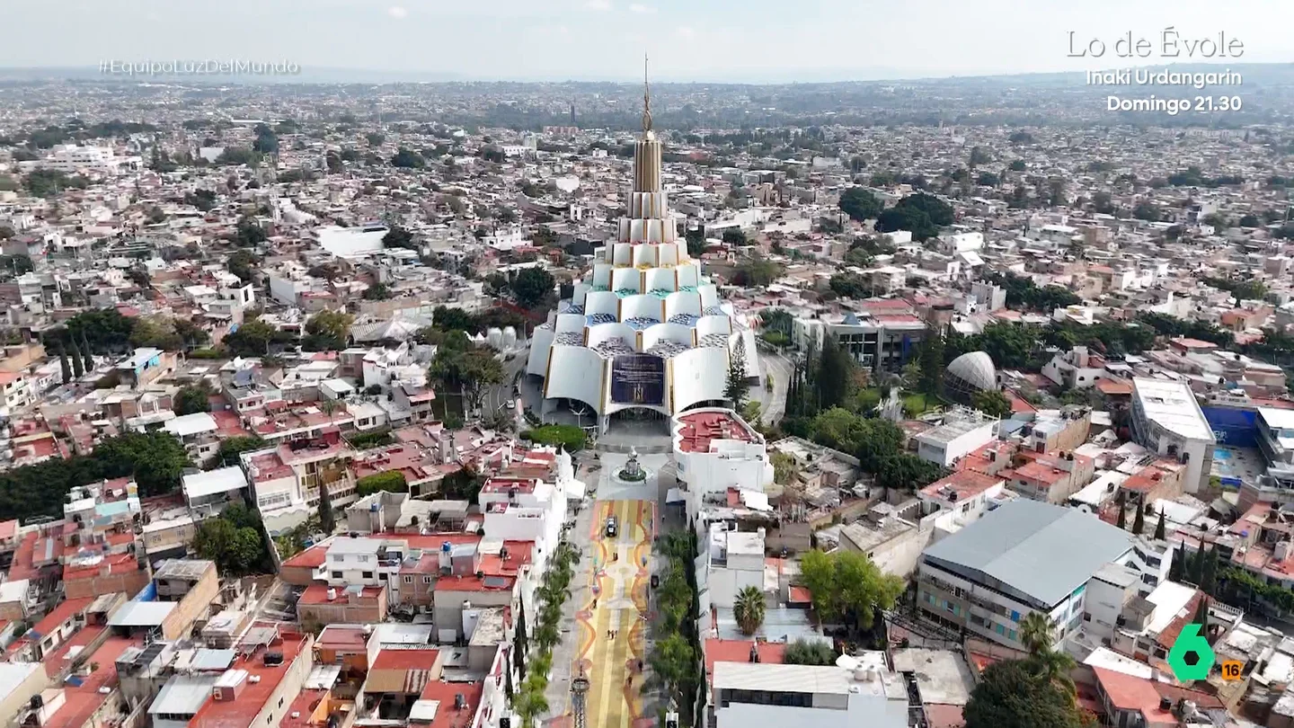 El templo de la 'Luz del Mundo' de 70 millones levantado por "trabajadores voluntarios": "No cobraban. Solo se les daba de comer y albergue" Joel Silva, uno de los arquitectos del templo de la 'Luz del Mundo' en Hermosa Provincia, uno de los más grandes de América Latina, desvela los detalles de esta gigantesca construcción levantada "por la misma feligresía".